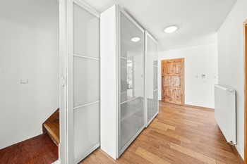 schody do podkroví s posuvnými dveřmi - Prodej domu 300 m², Dačice