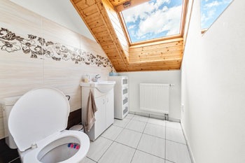 WC v podkroví - Prodej domu 300 m², Dačice