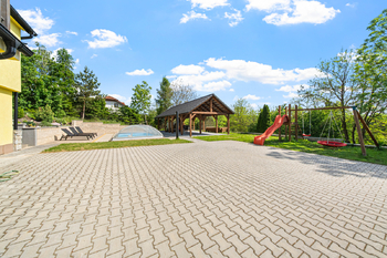 pohled na bazéns pergolou - Prodej domu 300 m², Dačice
