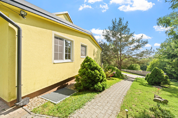 boční pohled na dům - Prodej domu 300 m², Dačice