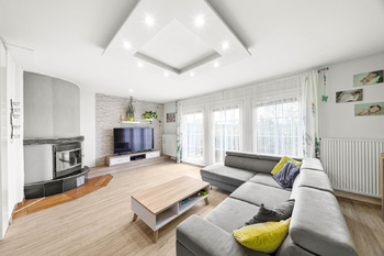 obývací pokoj s krbem - Prodej domu 300 m², Dačice