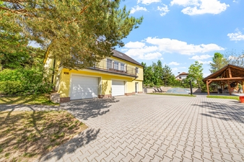 pohled na dům s bazénem a pergolou - Prodej domu 300 m², Dačice