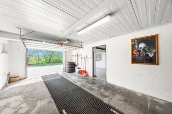 garáž s montážní šachtou - Prodej domu 300 m², Dačice
