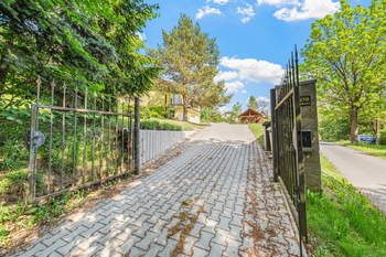 příjezd k domu - Prodej domu 300 m², Dačice