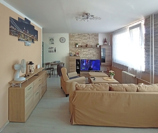 obývacího pokoje s televizí. - Prodej bytu 1+kk v osobním vlastnictví 33 m², Slaný