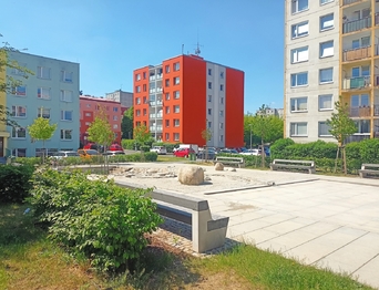 Okolí domu je upravené - Prodej bytu 1+kk v osobním vlastnictví 33 m², Slaný