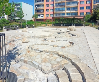 vodními fontánkami. - Prodej bytu 1+kk v osobním vlastnictví 33 m², Slaný