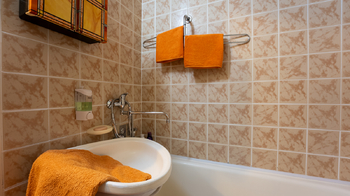 Koupelna s toaletou - Prodej bytu 2+1 v osobním vlastnictví 53 m², Vyškov