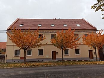 Pohled na dům - Pronájem bytu 1+1 v osobním vlastnictví 41 m², Mutějovice
