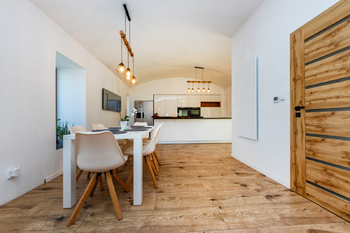 Prodej nájemního domu 330 m², Černuc