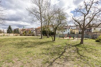 Prostranství za domem - Pronájem bytu 2+1 v osobním vlastnictví 53 m², Roudnice nad Labem