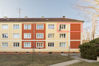 Pohled na dům - zadní část - Pronájem bytu 2+1 v osobním vlastnictví 53 m², Roudnice nad Labem