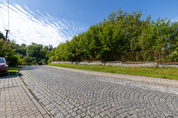 Hlavní komunikace ve Hvězdonicích u prodávané parcely - Prodej pozemku 956 m², Hvězdonice