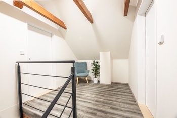 prostor před vstupem do bytu - Prodej bytu 2+kk v osobním vlastnictví 44 m², Praha 10 - Kolovraty