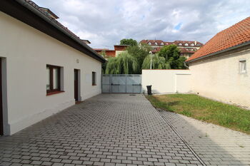 společný dvůr  - Prodej bytu 2+kk v osobním vlastnictví 44 m², Praha 10 - Kolovraty