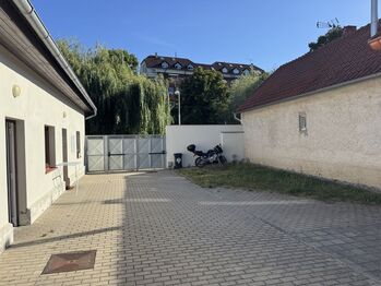 společný dvůr - Prodej bytu 2+kk v osobním vlastnictví 44 m², Praha 10 - Kolovraty