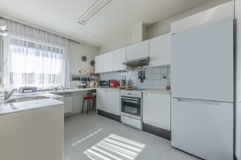 kuchyně v přízemí - Prodej domu 180 m², Praha 5 - Sobín