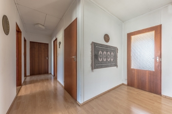 chodba - Prodej domu 180 m², Praha 5 - Sobín
