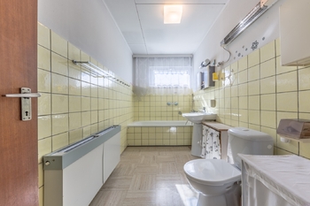 koupelna v přízemí - Prodej domu 180 m², Praha 5 - Sobín
