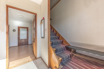 schodiště do patra - Prodej domu 180 m², Praha 5 - Sobín