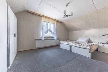 ložnice v patře - Prodej domu 180 m², Praha 5 - Sobín