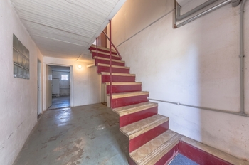 vnitřní schodiště do sklepa - Prodej domu 180 m², Praha 5 - Sobín