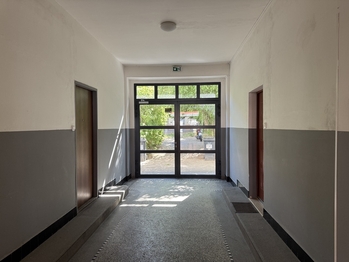 průchod do zahrady - Pronájem bytu 2+kk v osobním vlastnictví 46 m², Praha 4 - Nusle