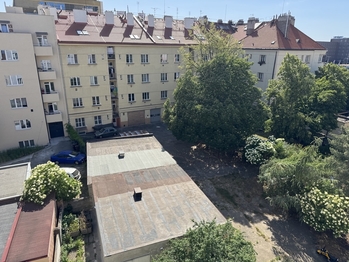 pohled z okna - Pronájem bytu 2+kk v osobním vlastnictví 46 m², Praha 4 - Nusle