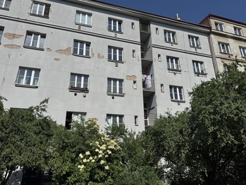 pohled na dům  - Pronájem bytu 2+kk v osobním vlastnictví 46 m², Praha 4 - Nusle