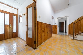 Vstupní hala s propojovací chodbou v domě - Prodej domu 244 m², Kroměříž