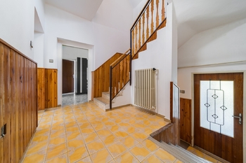 Propojovací hala s centrálním schodištěm do 2.NP - Prodej domu 244 m², Kroměříž