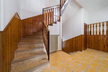 Centrální schodiště z 1.NP do 2.NP - Prodej domu 244 m², Kroměříž
