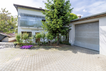 garáž - Prodej domu 316 m², Praha 9 - Horní Počernice