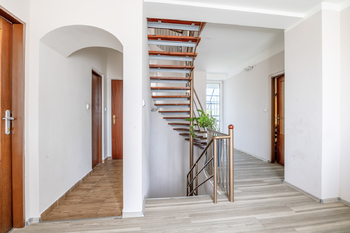hala 2NP - Prodej domu 316 m², Praha 9 - Horní Počernice