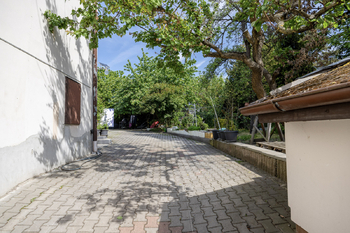 vjezd - Prodej domu 316 m², Praha 9 - Horní Počernice