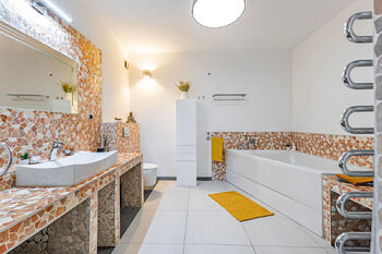 koupelna v přízemí - Prodej domu 246 m², Babice