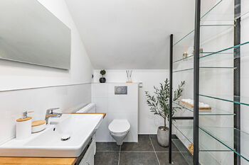 WC v patře - Prodej domu 246 m², Babice