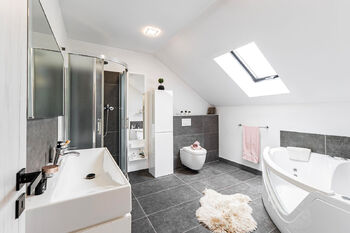 koupelna v patře - Prodej domu 246 m², Babice