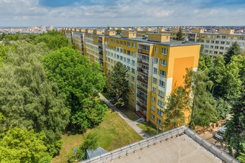Dron - pohled na blok - jih - Prodej bytu 3+kk v osobním vlastnictví 52 m², Praha 9 - Střížkov