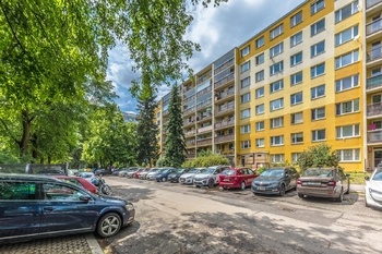 Pohled na dům z ulice - Prodej bytu 3+kk v osobním vlastnictví 52 m², Praha 9 - Střížkov