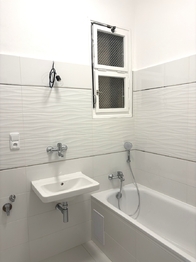 Koupelna - Pronájem bytu 1+1 v osobním vlastnictví 55 m², Praha 8 - Libeň