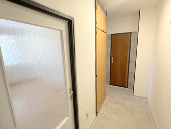 Vstupní hala se zabudovanou šatní skříní - Pronájem bytu 2+1 v osobním vlastnictví 52 m², Praha 9 - Letňany