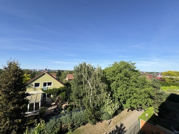 Výhled z oken - Pronájem bytu 2+kk v osobním vlastnictví 46 m², Praha 9 - Dolní Počernice