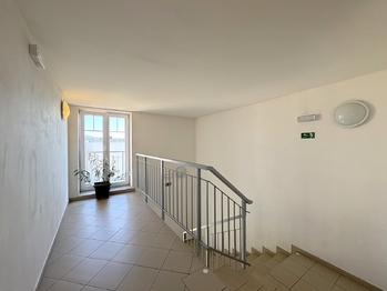 Společné prostory domu - Pronájem bytu 2+kk v osobním vlastnictví 46 m², Praha 9 - Dolní Počernice