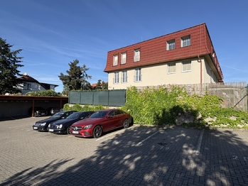 Venkovní pohled na dům + parkovací stání - Pronájem bytu 2+kk v osobním vlastnictví 46 m², Praha 9 - Dolní Počernice