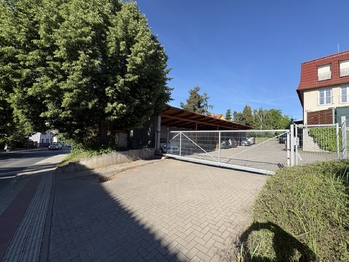 Vjezd k domu - Pronájem bytu 2+kk v osobním vlastnictví 46 m², Praha 9 - Dolní Počernice