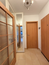 Předsíň - Pronájem bytu 2+kk v osobním vlastnictví 46 m², Praha 9 - Dolní Počernice