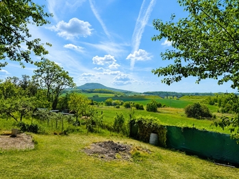 Výhled ze spodní části zahrada - Prodej chaty / chalupy 25 m², Roudnice nad Labem