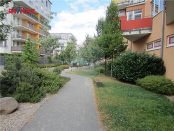 Park ve vnitrobloku - Pronájem bytu 1+kk v osobním vlastnictví 44 m², Praha 9 - Vysočany