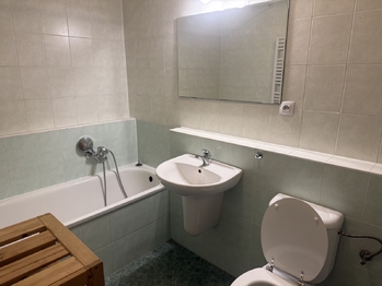 Koupelna s vanou umyvadlem a toaletou - Pronájem bytu 1+kk v osobním vlastnictví 44 m², Praha 9 - Vysočany